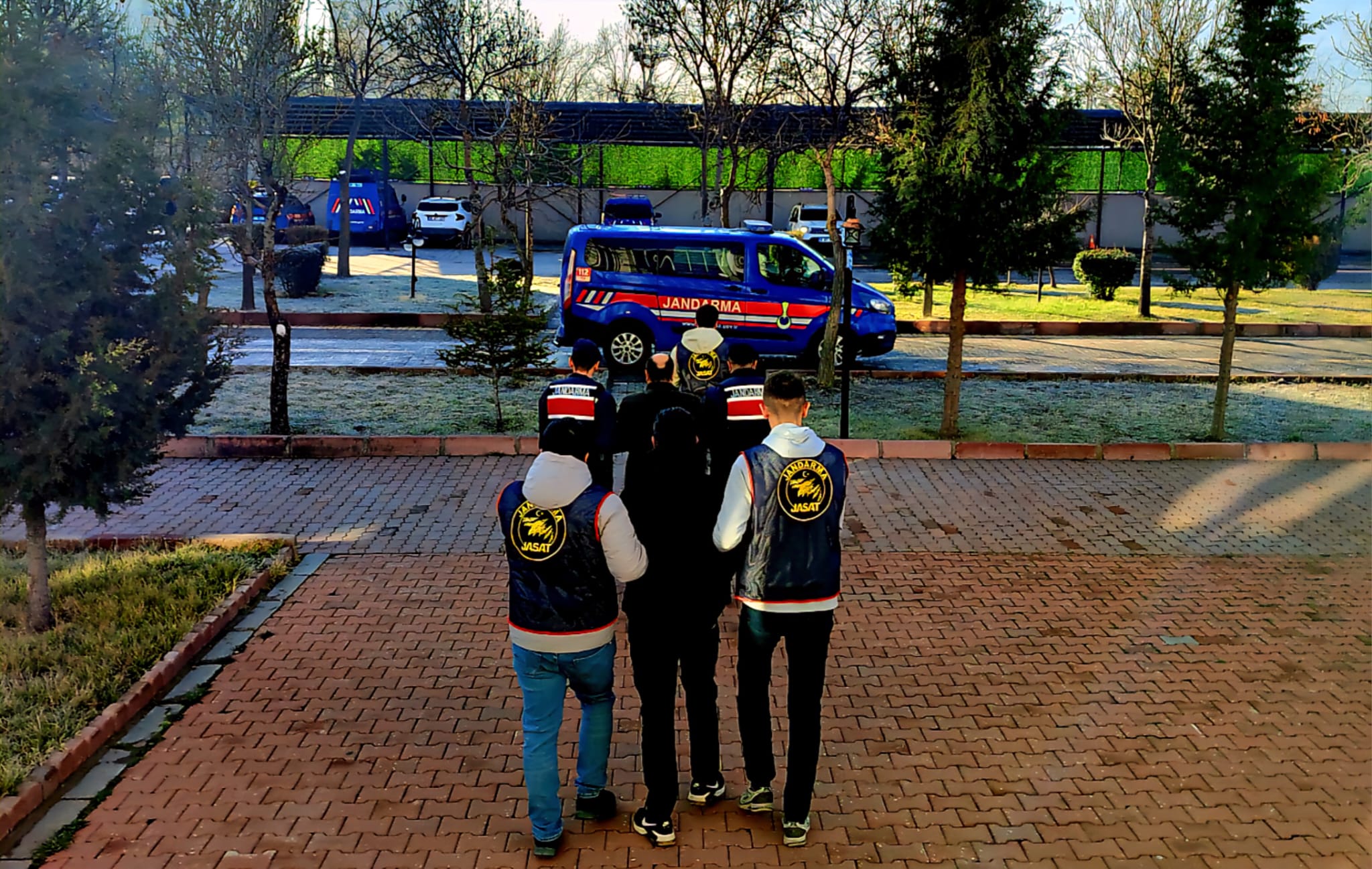 AKSARAY’DA İKİ AĞIR SUÇTAN ARANAN HÜKÜMLÜ YAKALANDI